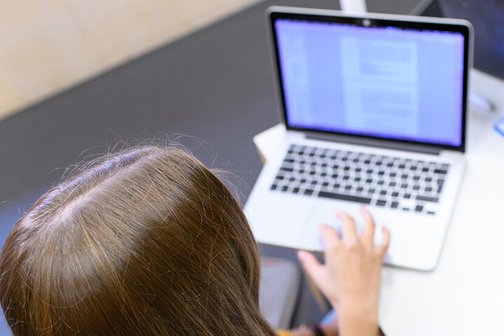 Studentin arbeitet am Laptop.