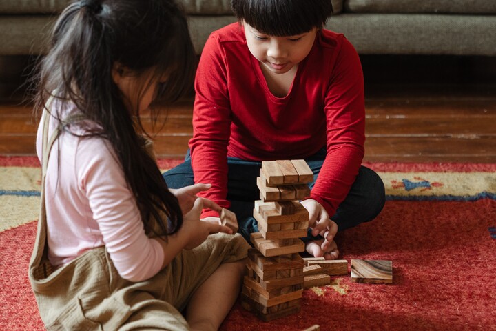 zwei Kinder am Spielen