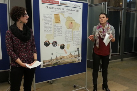 Zwei Studierende während Posterpräsentation
