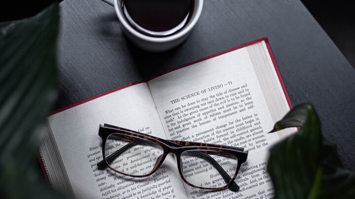 Buch, Brille, Kaffee