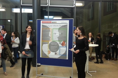 Zwei Studierende während Posterpräsentation