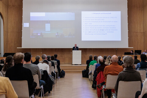 Welttag der Philosophie 2024: Blick aus dem Publikum auf die Bühne beim Vortrag von Prof. Dr. Dietmar Heidemann