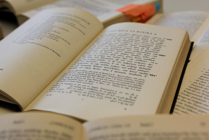 Mehrere ältere, aufgeschlagene und verstreute Bücher