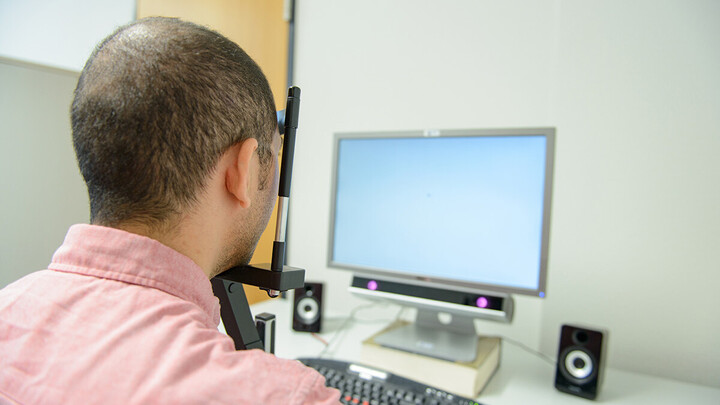 Person vor Eyetracker